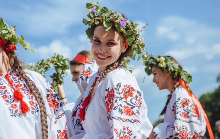 Магія купальської ночі: що приховують обряди та стародавні таємниці свята Івана Купала від предків до сьогодні.