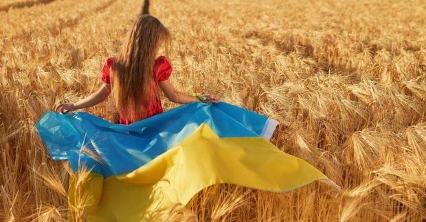 З Днем Державного Прапора України: яскраві листівки, глибокий зміст та маловідомі факти про наш синьо-жовтий стяг