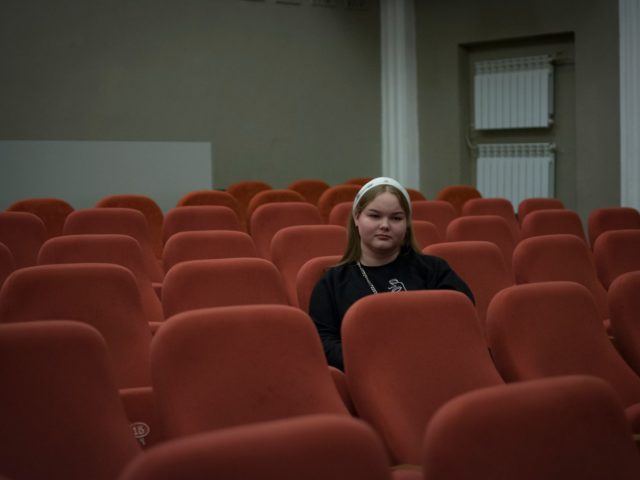 Тіні хатніх справ: яка прихована емоційна та ментальна праця насправді виснажує жінок та як знайти ресурс для себе.