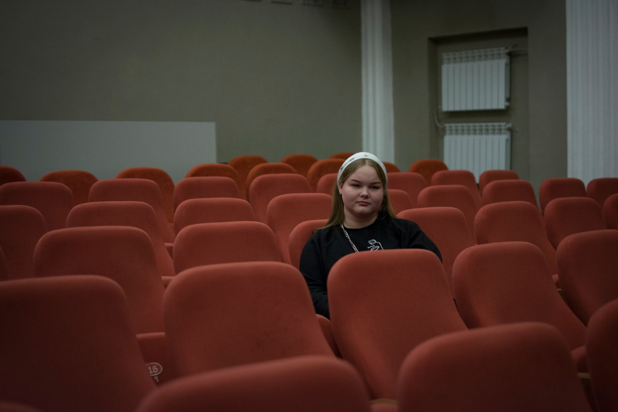 Тіні хатніх справ: яка прихована емоційна та ментальна праця насправді виснажує жінок та як знайти ресурс для себе.